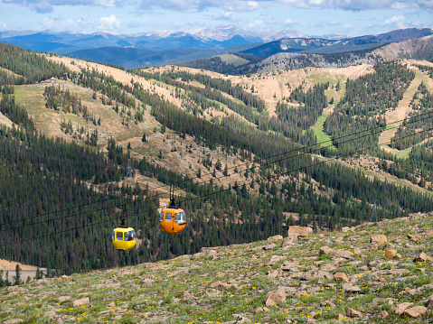 Touristic aerial tram / cable car leading up to Monarch Ridge (elevation 12,000 ft/3700m) with 
