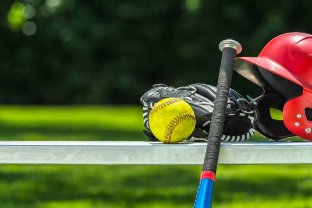 amarelo softball, luva, morcego e capacete no banco - softball playing field fluorescent team sport - fotografias e filmes do acervo