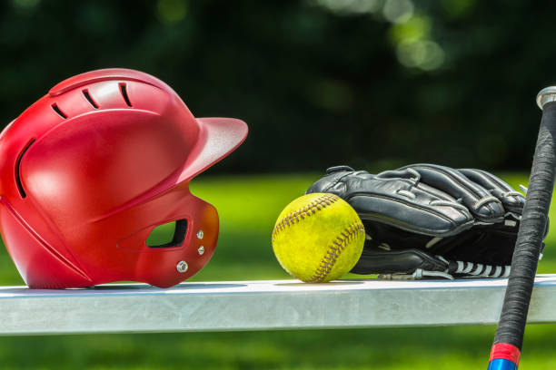amarelo softball, luva, morcego e capacete no banco - softball playing field fluorescent team sport - fotografias e filmes do acervo