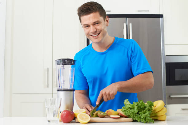 athlet, saft oder smoothie in küche - juicer food and drink healthy eating sport stock-fotos und bilder