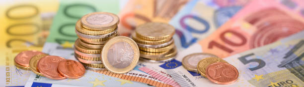 panorama delle banconote e delle monete in euro in moneta europea - currency exchange currency euro symbol european union currency foto e immagini stock