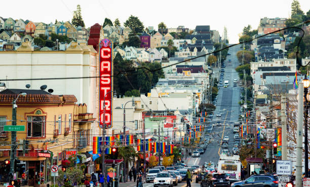 san francisco castro street scena della città del distretto gay nel tardo pomeriggio invernale - castro foto e immagini stock