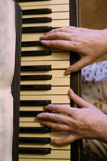 stare ręce grające na pianinie - musical note audio zdjęcia i obrazy z banku zdjęć