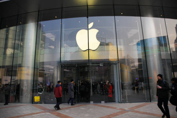 ingresso anteriore dell'apple store. questo negozio apple si trova in via wangfujing, pechino, cina - steve jobs foto e immagini stock