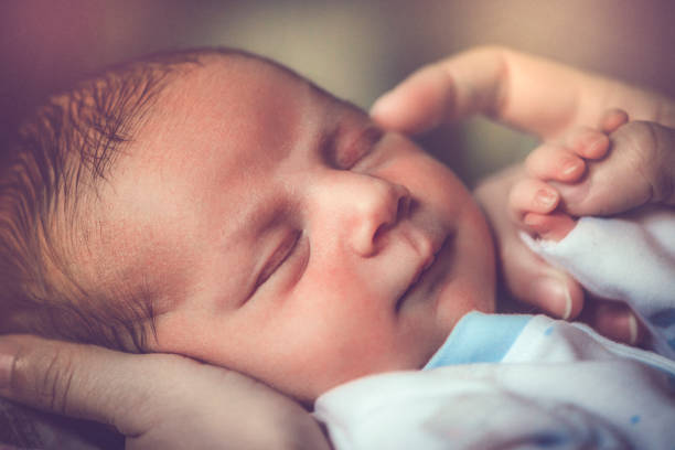 recién nacido bebé dormir - simplicity purity joy new life fotografías e imágenes de stock