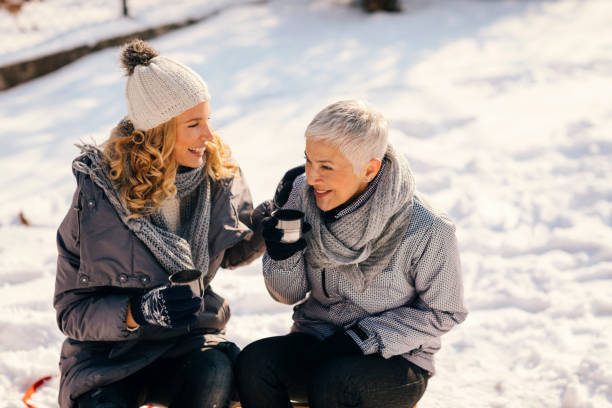 женщины пьют чай на открытом воздухе зимой - 7294 стоковые фото и изображения