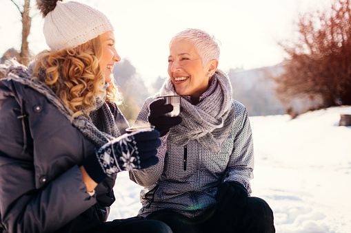 Mujeres bebiendo té al aire libre en invierno photo