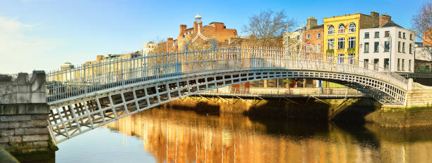 dublin, panoramiczny obraz mostu pół grosza - dublin ireland hapenny bridge republic of ireland city zdjęcia i obrazy z banku zdjęć