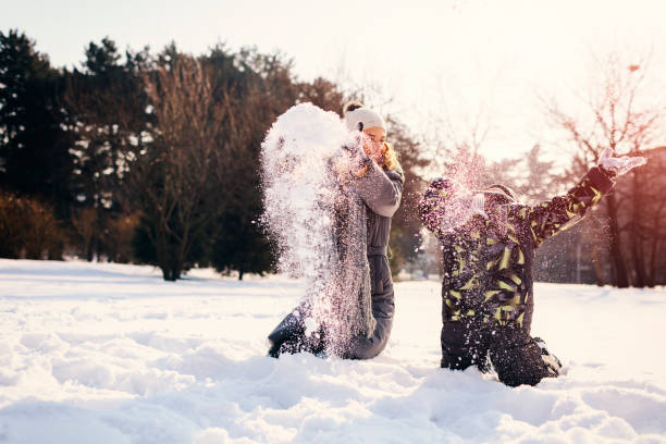 família se divertindo ao ar livre no inverno - snowball snow play throwing - fotografias e filmes do acervo