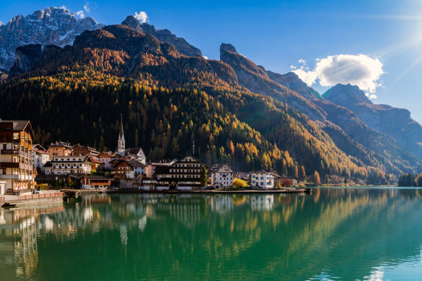 lago d'alleghe en alpes italianos - belluno veneto european alps lake fotografías e imágenes de stock