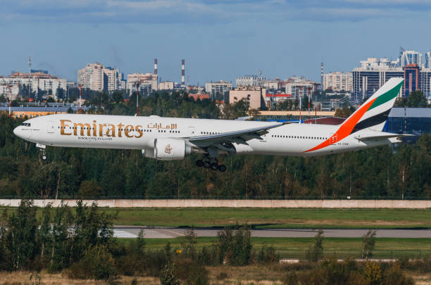emirates boeing 777, flughafen pulkovo, russland sankt-petersburg august 2016 - window cockpit boeing 747 commercial airplane stock-fotos und bilder