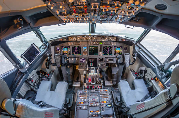 boeing 737, аэропорт пулково, россия санкт-петербург 11 ноября 2016 - cockpit airplane commercial airplane boeing стоковые фото и изображения