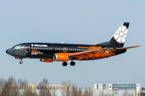 boeing 737 belavia airlines, aeroporto pulkovo, russia san pietroburgo maggio 2017. - window cockpit boeing 747 commercial airplane foto e immagini stock