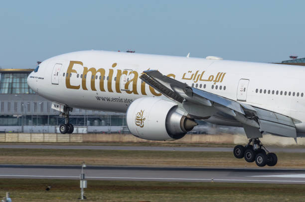 boeing 777-emirates airlines, flughafen pulkovo, russland sankt-petersburg mai 2017. - window cockpit boeing 747 commercial airplane stock-fotos und bilder