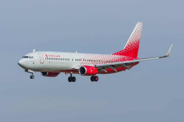 boeing 737-800 rossiya airlines, flughafen pulkovo, russland sankt-petersburg mai 2017. - window cockpit boeing 747 commercial airplane stock-fotos und bilder