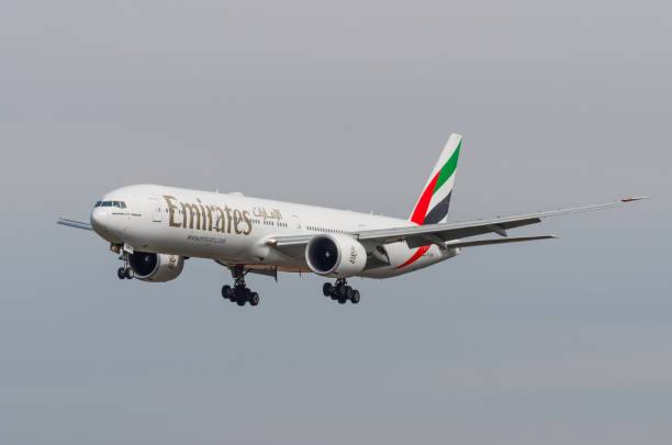 boeing 777-emirates airlines, flughafen pulkovo, russland sankt-petersburg mai 2017. - window cockpit boeing 747 commercial airplane stock-fotos und bilder