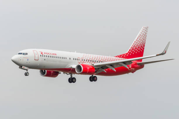 boeing 737-800 rossiya airlines, flughafen pulkovo, russland sankt-petersburg mai 2017. - window cockpit boeing 747 commercial airplane stock-fotos und bilder