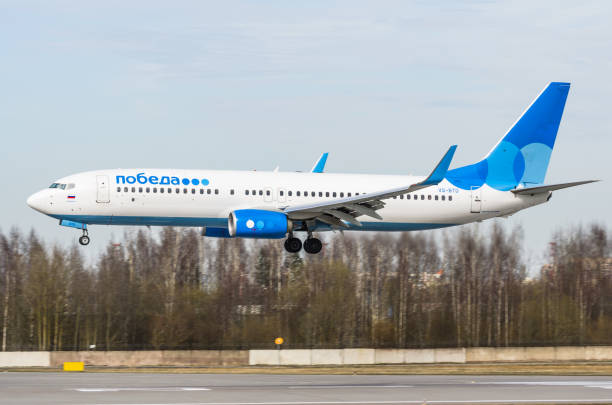 boeing 737-800 pobeda airlines, flughafen pulkovo, russland sankt-petersburg mai 2017. - window cockpit boeing 747 commercial airplane stock-fotos und bilder