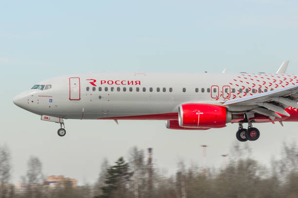 boeing 737-800 rossiya airlines, flughafen pulkovo, russland sankt-petersburg mai 2017. - window cockpit boeing 747 commercial airplane stock-fotos und bilder