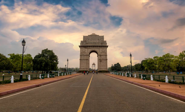 歴史的なインド門デリー - 日の出 rajpath ロード ニューデリーの戦争記念碑。 - india gate delhi new delhi ストックフォトと画像