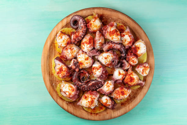 pulpo a la gallega, tradiční španělské galicijské jídlo - středomořská kuchyně fotky - stock snímky, obrázky a fotky
