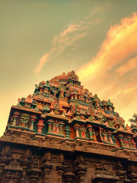 moon over the temple - madurai imagens e fotografias de stock