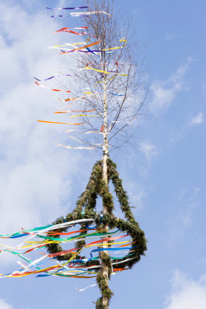 mirando un palo de mayo - bavaria austria blue celebration fotografías e imágenes de stock