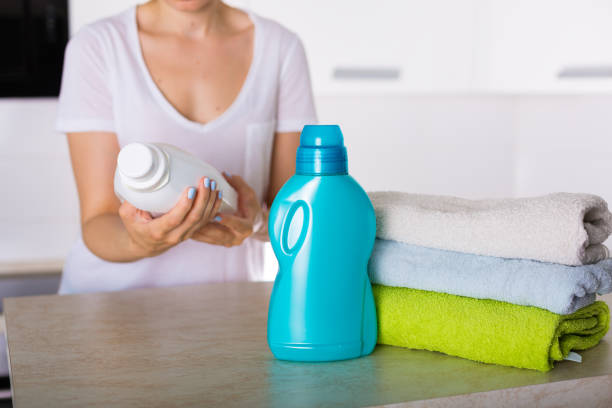 lavandería lavado - cleaning domestic kitchen counter top housework fotografías e imágenes de stock