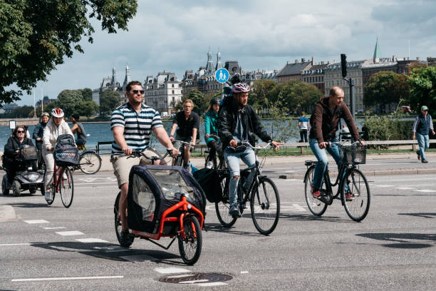 radfahrer über die straße in kopenhagen. das fahrrad ist das typische transportmittel in dänemark - denmark traffic copenhagen danish culture stock-fotos und bilder