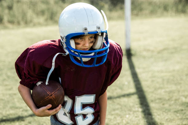 little jugador de fútbol americano - youth league american football childhood helmet fotografías e imágenes de stock