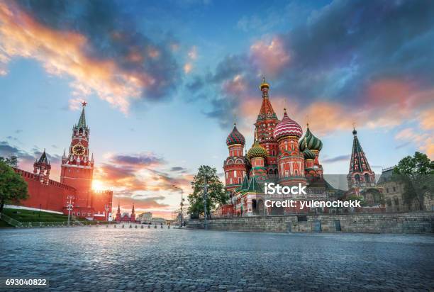 Foto de São Basílio A Catedral E A Torre Spasskaya e mais fotos de stock de Moscou - Moscou, Praça Vermelha, Kremlin