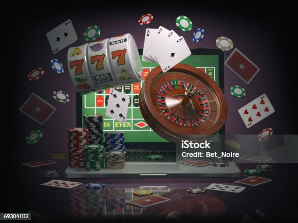 Photo libre de droit de Concept De Casino En Ligne Roulette Pour Ordinateur Portable Machine À Sous Jetons Et Cartes banque d'images et plus d'images libres de droit de Internet