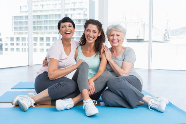 pełna długość wesołych kobiet w klasie jogi - senior adult healthy lifestyle athleticism lifestyles zdjęcia i obrazy z banku zdjęć