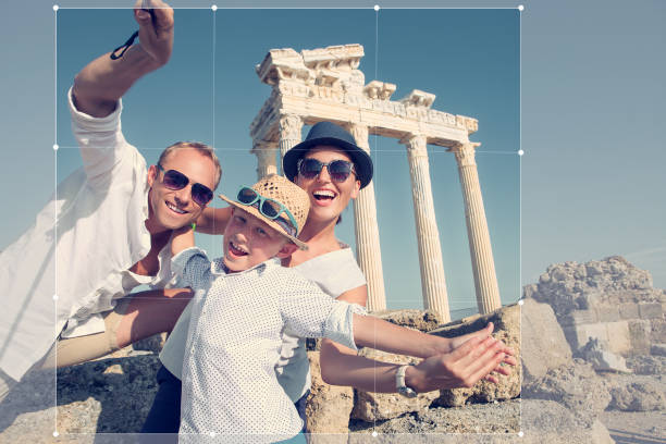 pozytywna młoda rodzina zrobić sobie zdjęcie selfie z wakacji na widok antycznych zabytków - travel tourist roman forum rome zdjęcia i obrazy z banku zdjęć