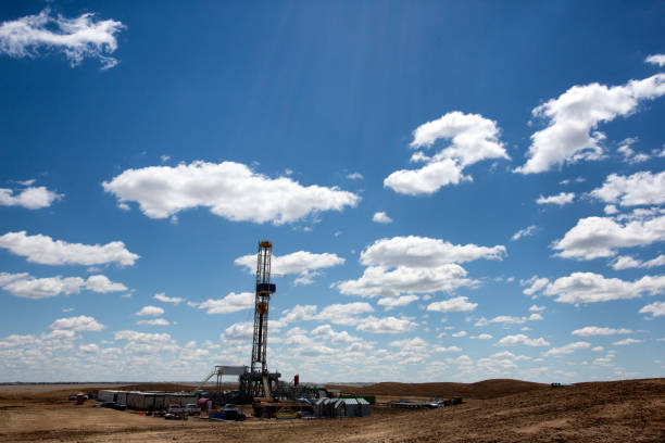 istock Fracking Oil and Gas Drilling Rig Under Blue Sky 693064174