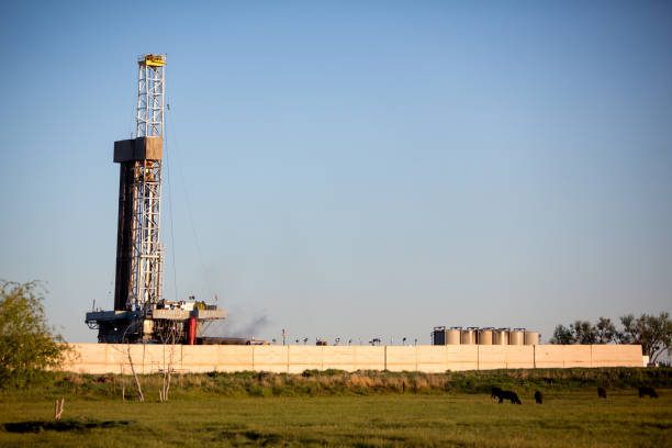istock Fracking Oil and Gas Drilling Rig Under Blue Sky 693070394