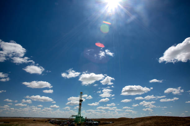 istock Fracking Oil and Gas Drilling Rig Under Blue Sky 693070958