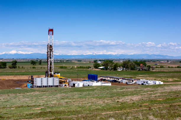 istock Fracking Oil and Gas Drilling Rig Under Blue Sky 693081364
