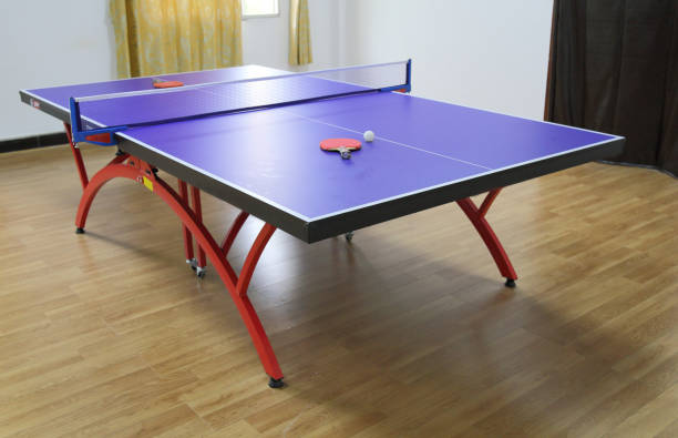 стол для пинг-понга и мяч - table tennis table стоковые фото и изображения