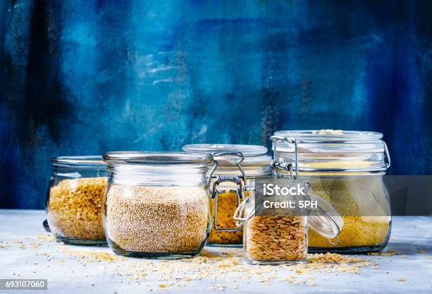 Verschiedene Getreide In Gläsern Kinoa Orzo Brauner Reis Bulgur Couscous Stockfoto und mehr Bilder von Reis - Getreide
