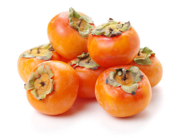 japanische fuyu persimmon auf weißem hintergrund - kaki stock-fotos und bilder