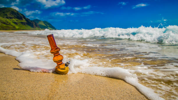 istock Waves crashing into bong on the sand 693122756
