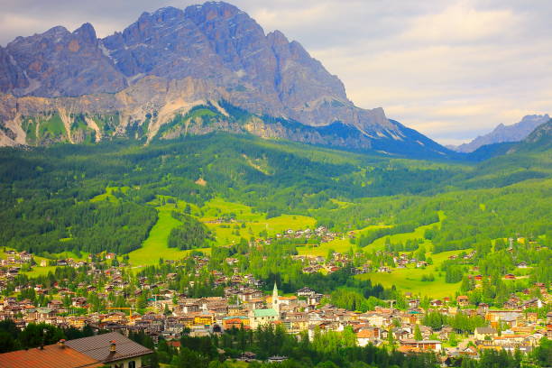 idílico cortina d'ampezzo aldeia cityscape panorama e majestoso dolomitas cordilheira, alpes do tirol de itália - crystal - fotografias e filmes do acervo