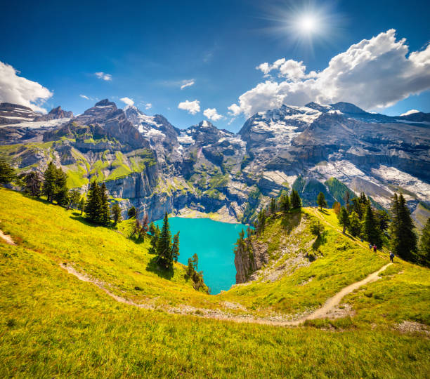 (oeschinensee) おり、オエシネン湖 - のカラフルな夏の朝 - european alps mountain beauty in nature oeschinen lake ストックフォトと画像