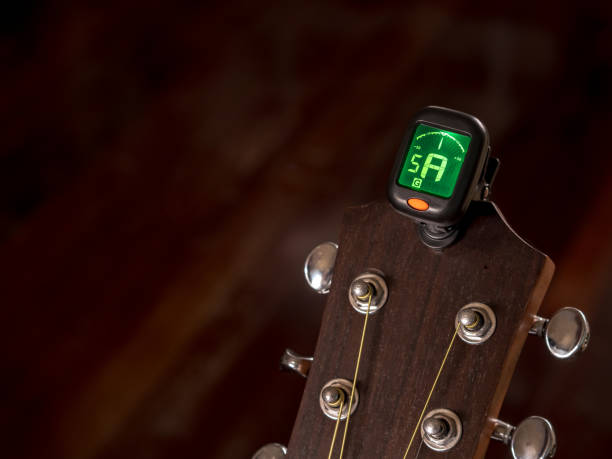 sintonizzatore per chitarra, un suono, quinta corda, clip sulla testa della chitarra - sintonizzatore foto e immagini stock