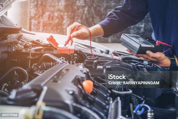 Händen Der Kfzmechaniker Arbeiten In Autoreparaturservice Stockfoto und mehr Bilder von Auto