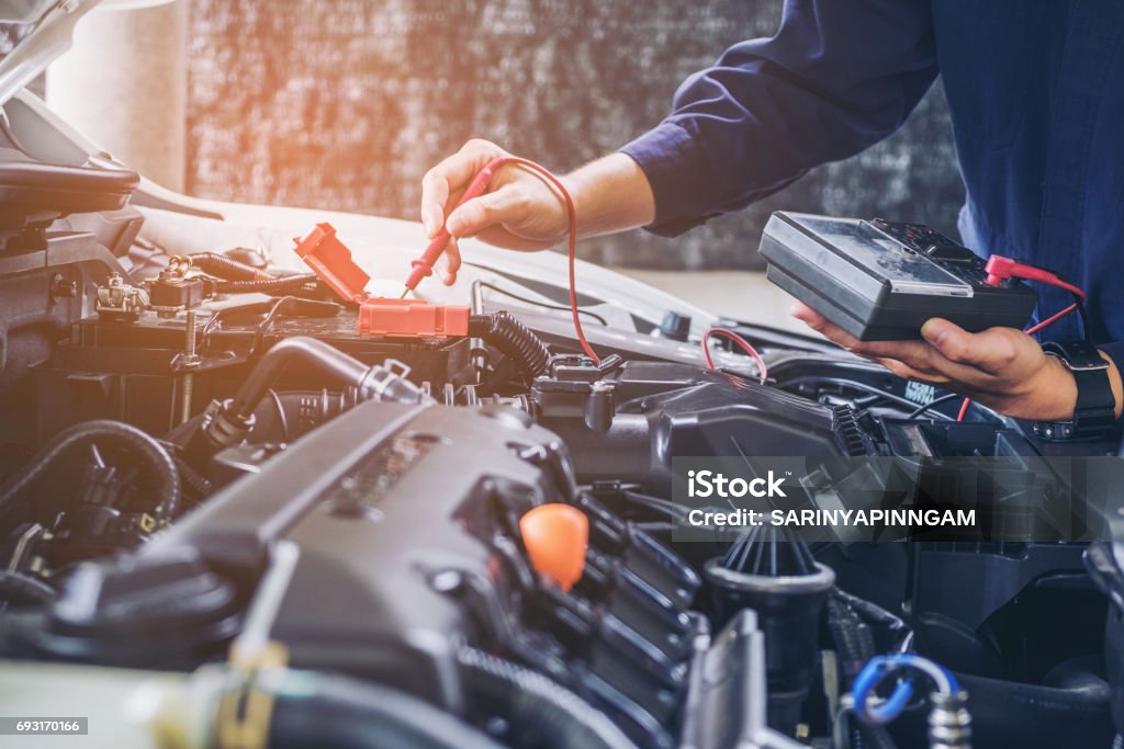 Mani del meccanico che lavora nel servizio di riparazione automatica. - Foto stock royalty-free di Automobile