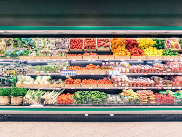 verdure fresche sugli scaffali del supermercato - supermercato foto e immagini stock