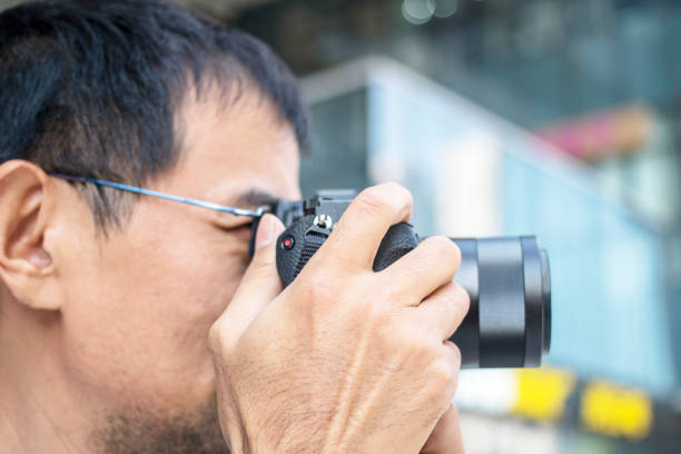 photographer taking pictures - reportage photographer photographing street imagens e fotografias de stock