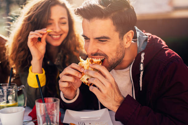 istock Couple at a restaurant 693186846